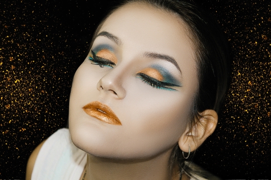 黑色背景时尚魅力妆容仰头美女