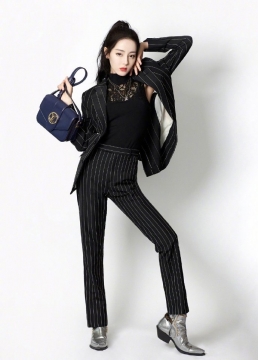 性感美女明星迪丽热巴西装妩媚写真