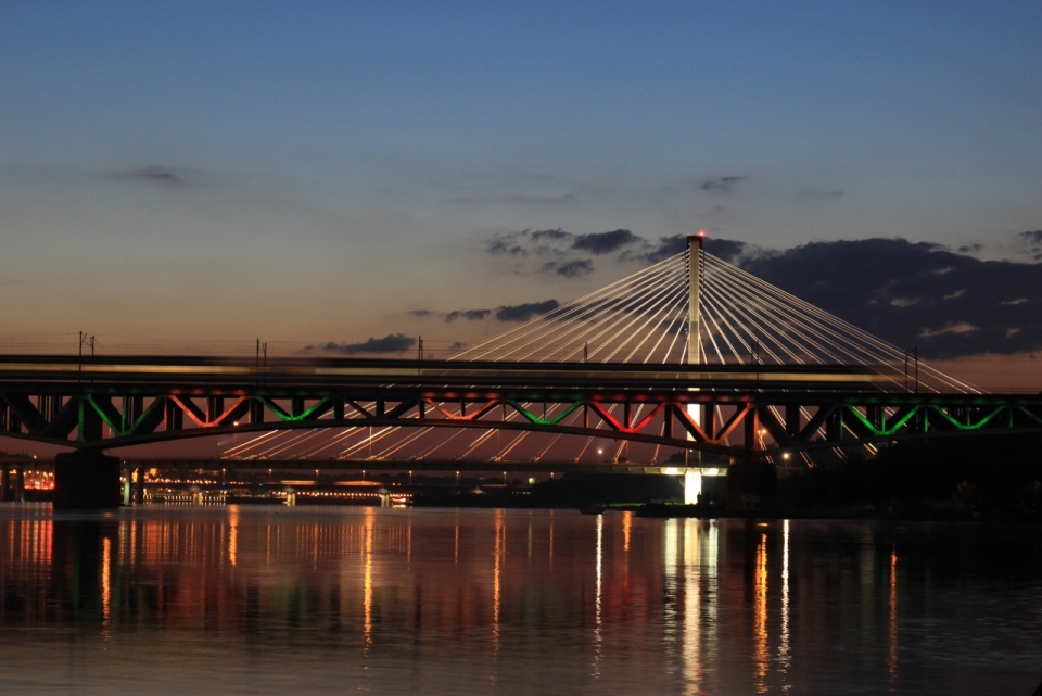 夜晚灯光城市湖畔桥梁夜景