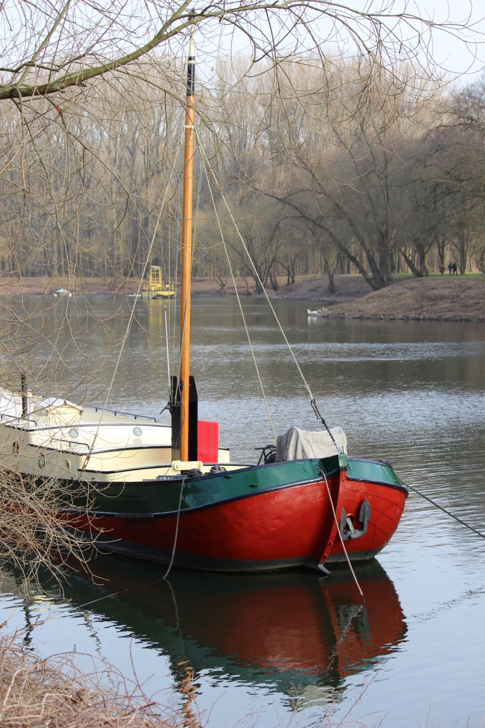 公园湖边停放船只河水风景