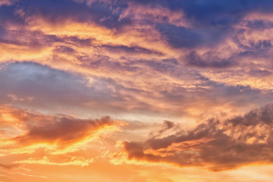 璀璨天空朦胧夕阳金色云彩风景