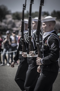城市街道黑色制服持枪军人