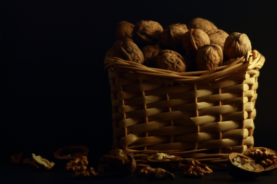 篮筐中新鲜收获核桃果实静物