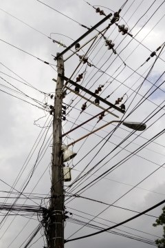 老化的电线杆超负荷搭载着的电线高清摄影