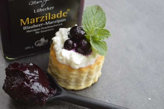 灰色桌面勺子果酱白色奶油美味甜点