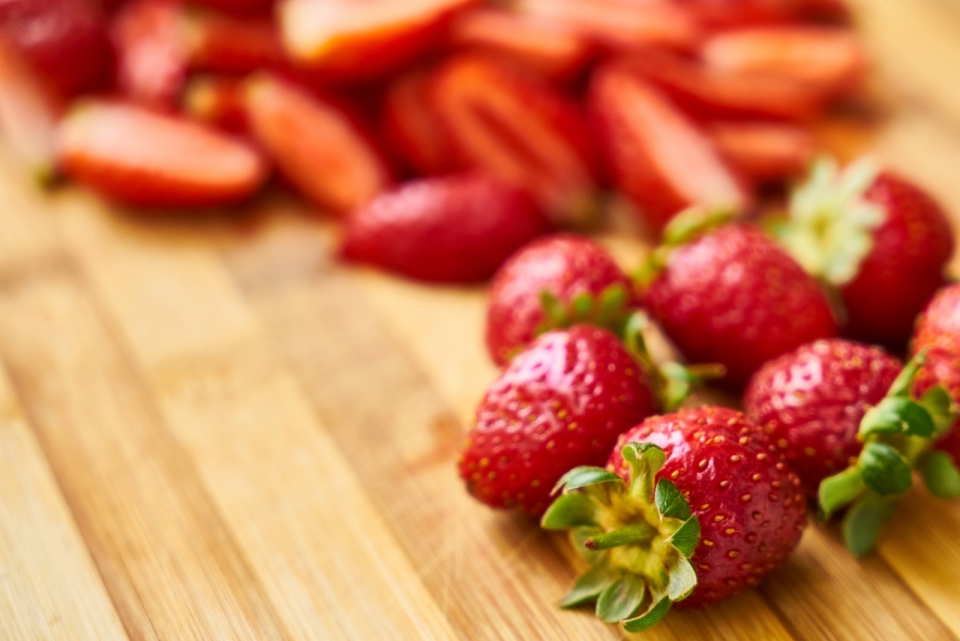 切菜板上红色草莓水果被切开美食