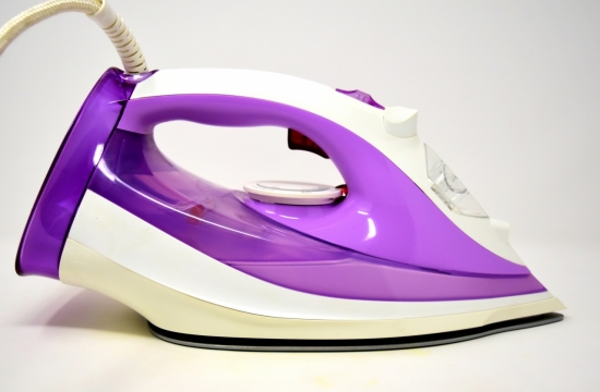 白色背景中家用电器紫色熨斗