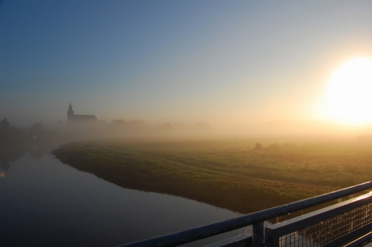 薄雾早晨天空下自然户外风光