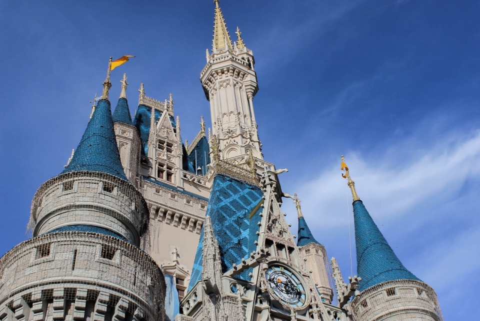 建筑摄影_迪士尼乐园蓝色尖顶灰色城堡建筑