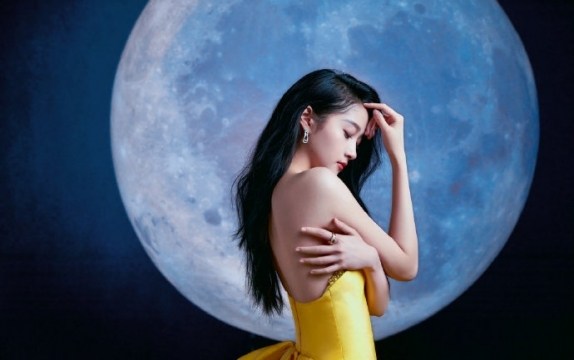 性感美女明星关晓彤高定礼服写真