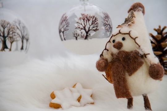 雪地中的毛绒玩具和树木玻璃球