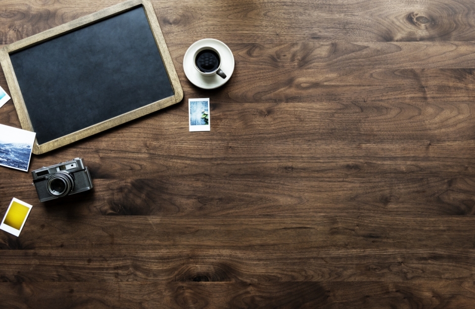 文艺复古木制桌面黑板相机咖啡照片
