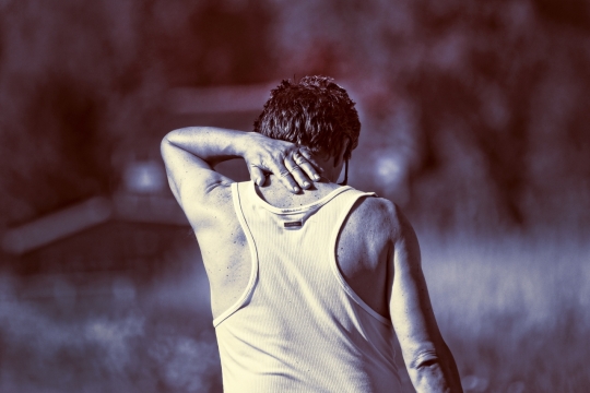 男人背影肌肉野外户外夕阳