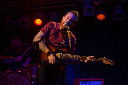 灯光下弹吉他演唱的歌手