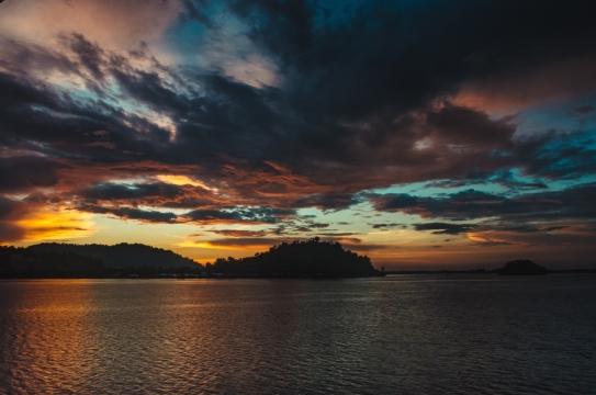 傍晚天空倒映大海海面风光