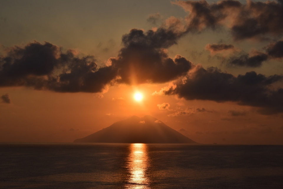 日落时分太阳慢慢的落向海面上的海岛