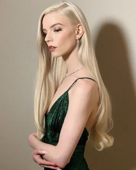 性感美女Anya Taylor-Joy金球奖造型图片