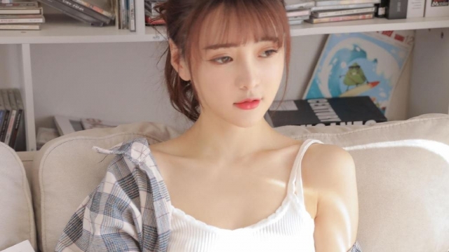 性感美女大眼吊带衫妩媚高清电脑桌面壁纸