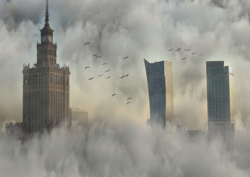 云雾之上的帝国大厦和经贸大厦