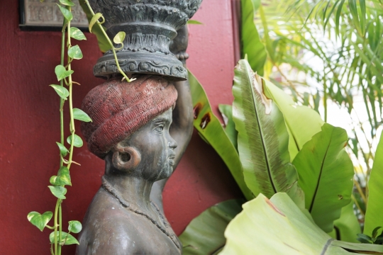 自然公园绿色植物墙壁边石质雕像