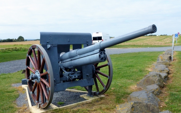 平整草地老式炮台雕塑外景