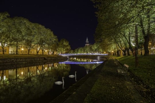 河道旁建筑精美桥梁夜景