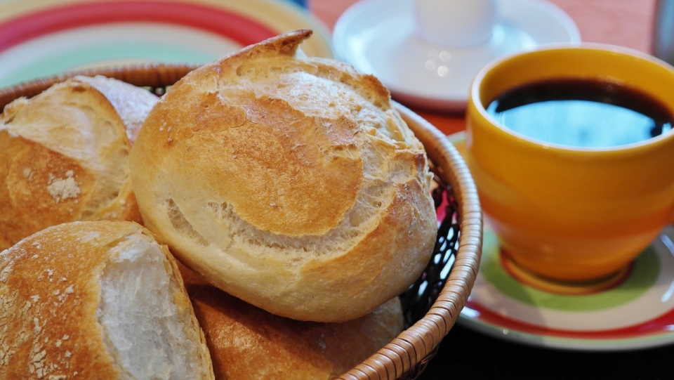 木框中的新鲜面包与杯子中的香醇咖啡