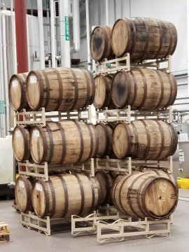 工厂中用来酿造酒的木桶