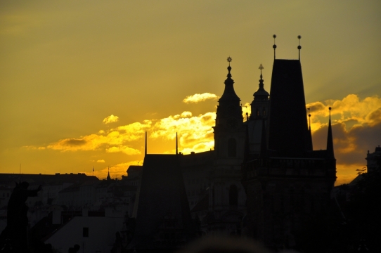 金色晚霞下的建筑阴影景观