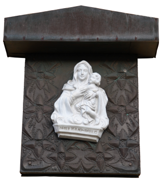 教堂宗教褐色墙壁圣母抱耶稣白色塑像