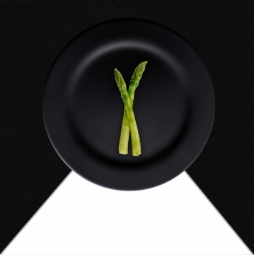 黑色白色背景黑色盘子摆绿色蔬菜