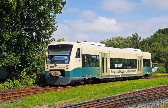 户外行驶白色火车摄影