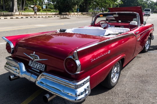 街边停放豪华敞篷汽车外观展示