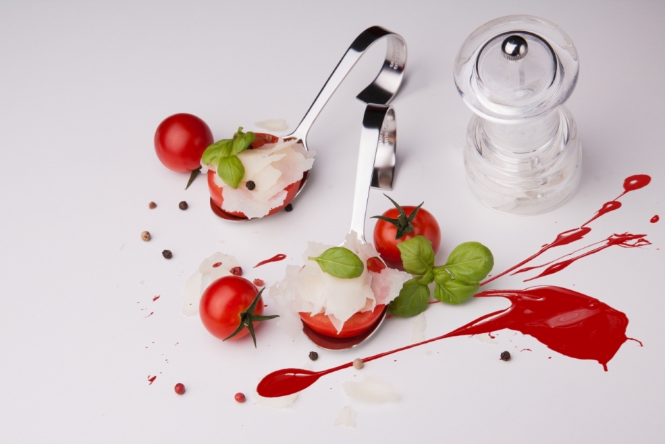 白色桌面勺子番茄甜点美食摆拍