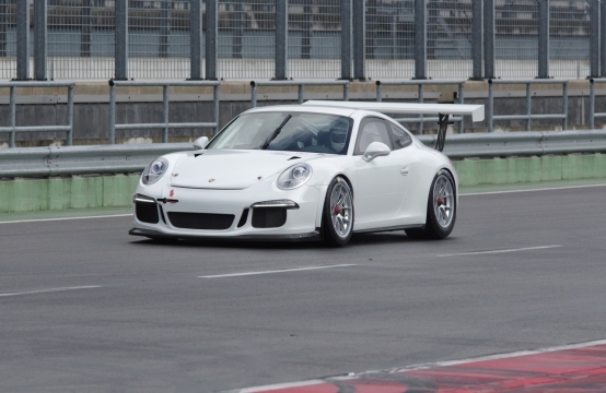 城市街道马路上崭新白色保时捷轿车