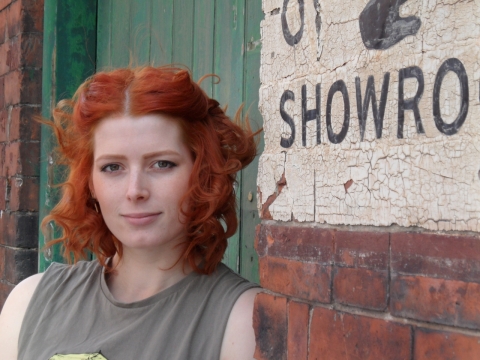 城市街道穿灰色无袖衫的红发女性模特