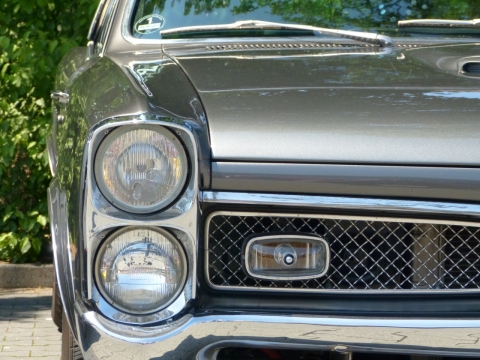 城市街道银色轿车车灯特写