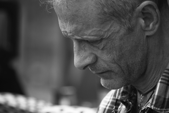 黑白虚化背景户外老年男性