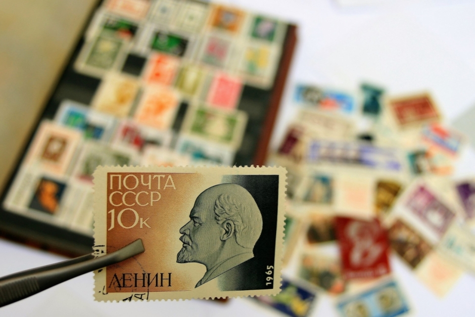 邮票收集爱好者稀有收藏展示