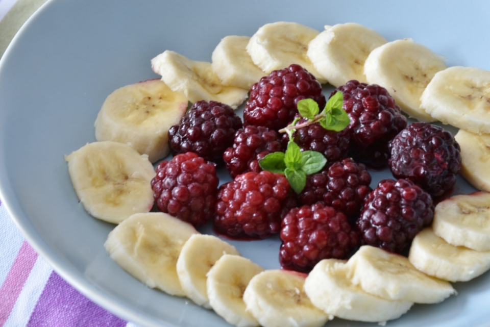 香蕉片树莓水果拼盘美食