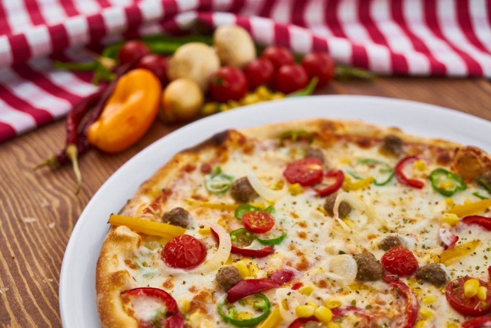 披萨和食材在桌上的美食特写