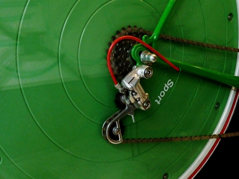 绿色实心车轮上的变速器