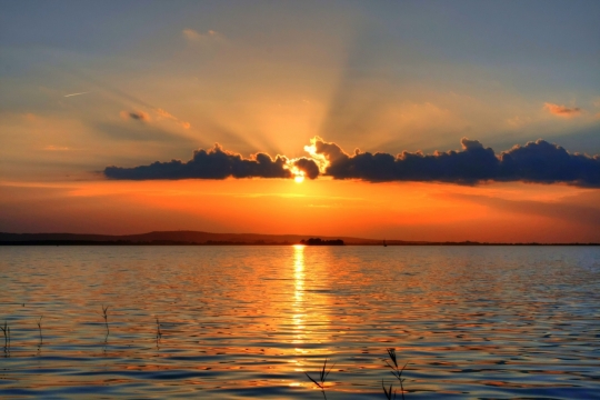 湖面尽头金色阳光自然风景