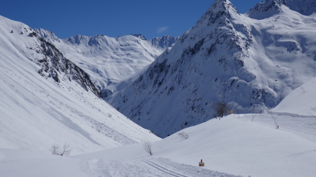 洁白雪山之巅漂浮云朵自然风景