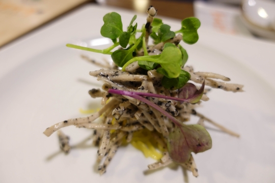 白色餐盘摆放蔬菜沙拉美食