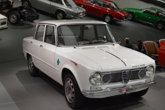 停车场白色私家轿车精致外观特写