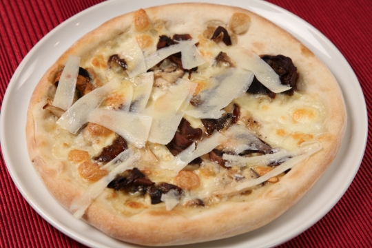 餐厅红色桌面白色盘子新鲜美味披萨