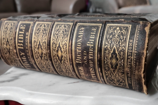 室内板凳上古典书本书脊特写