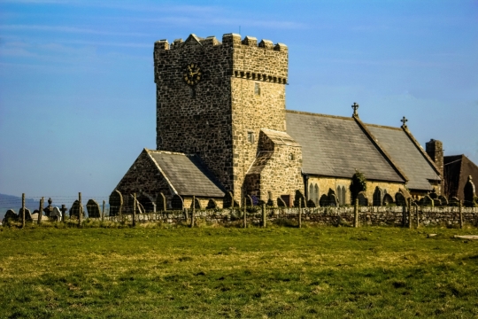 郊外草坪前乡村古老田园房屋建筑