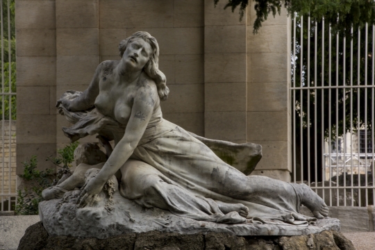 城市街道古老历史女性艺术石质雕像